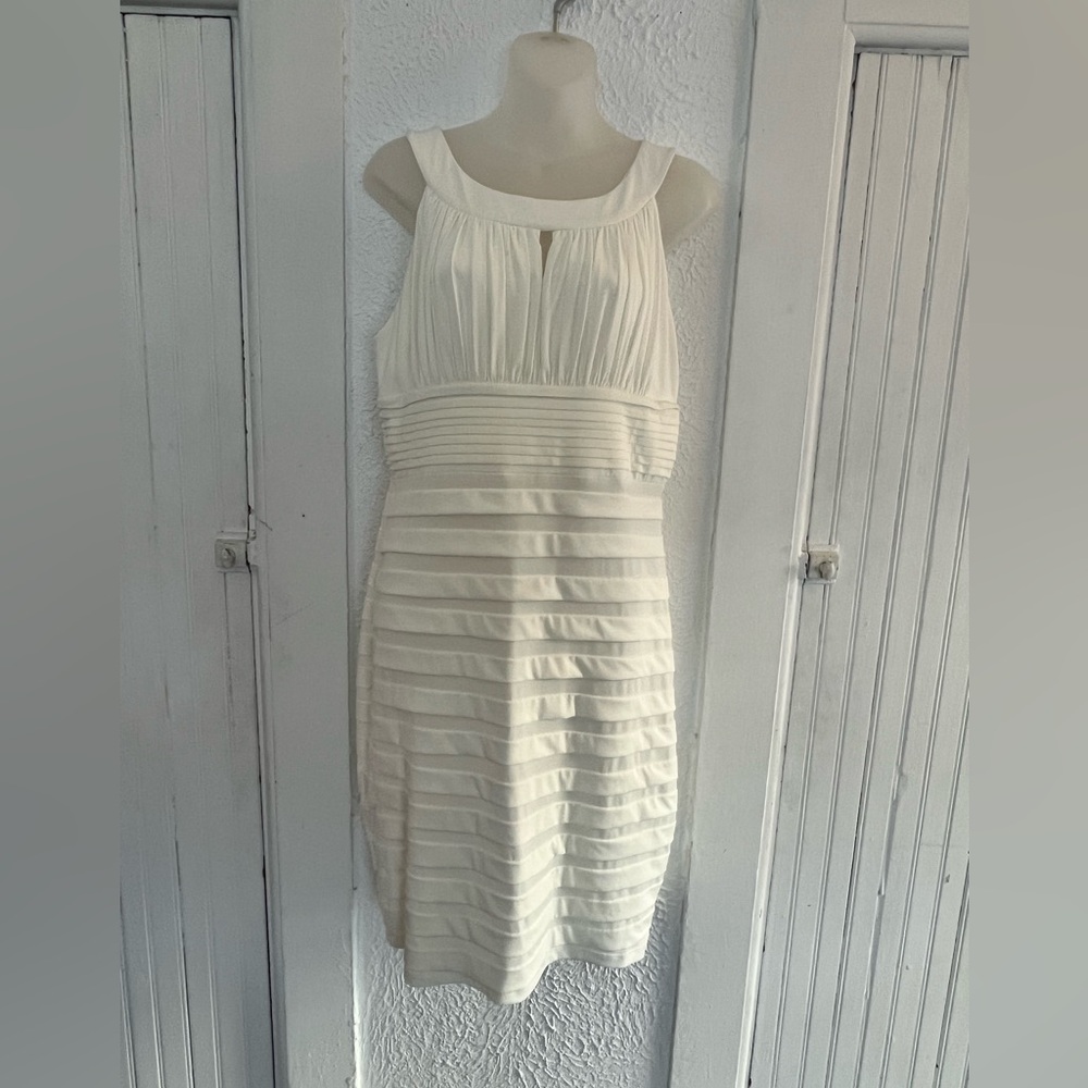 Elegant White Sleeveless Dress